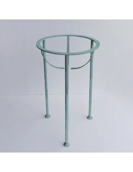 Wrought iron tripod without sink